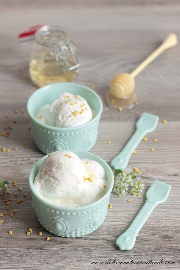 Gelato al miele su piatto bianco con decorazioni di miele e frutta fresca
