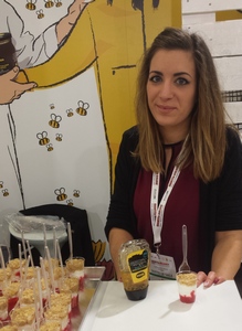 Donna con abito rosso su sfondo chiaro