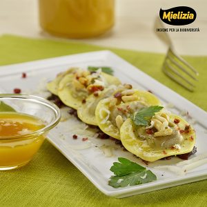 mielizia ricetta - Ravioli con ripieno di radicchio e scamorza al miele millefiori e pinoli