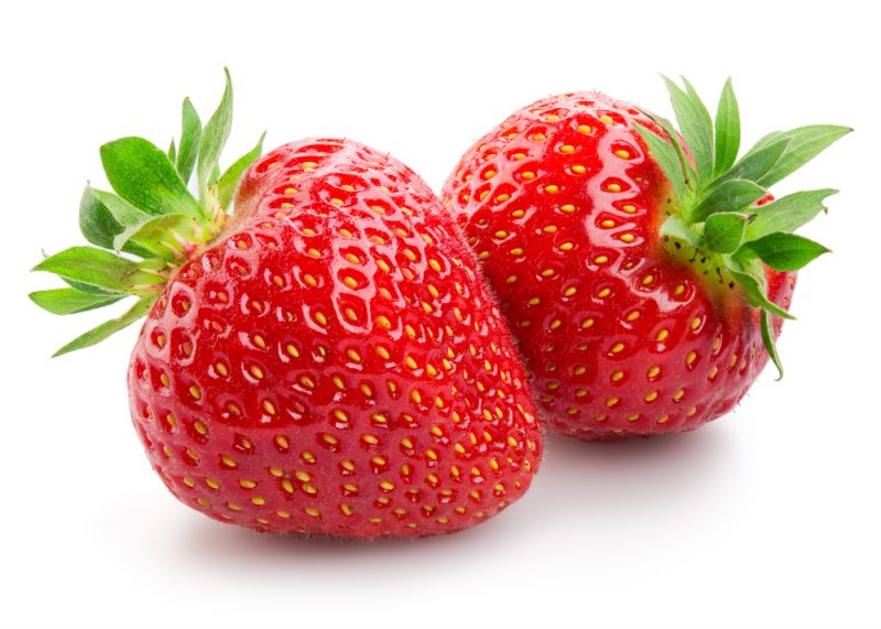 Fragola rossa su sfondo bianco