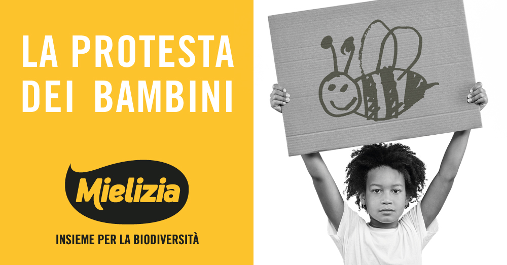 Ape su fiore colorato nello spot TV Mielizia biodiversità