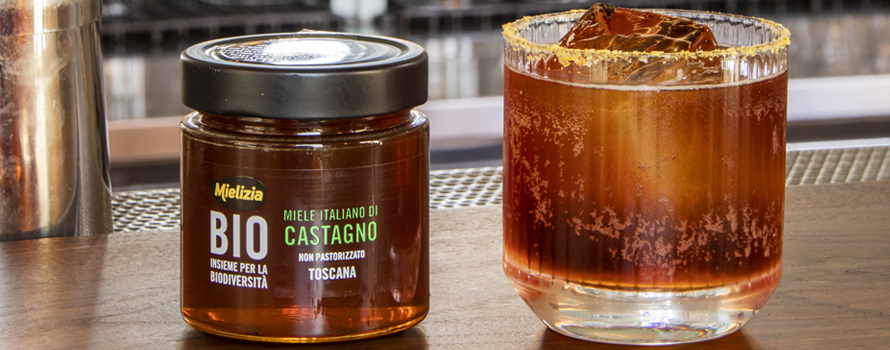 Barattolo di miele di castagno americano per ricetta di miscelazione