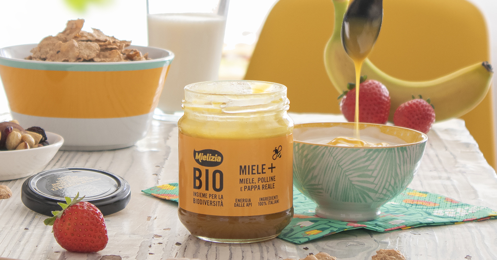 Barattolo di miele e polline per preparazione energetica con pappa reale