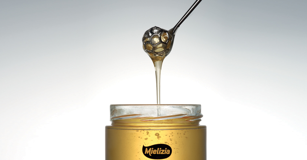 Logo Mielizia e Accademia Aromacademy su sfondo bianco con dettagli dorati
