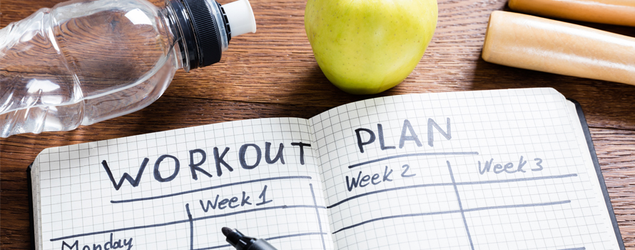 Illustrazione di alimenti sani per sportivi prima e dopo l'allenamento