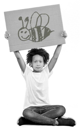 Bambino felice raccoglie miele in un campo fiorito nel Manifesto Mielizia