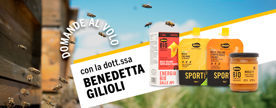 Nutrizionista con alimenti sani e attrezzature sportive per migliorare la performance sportiva in modo naturale