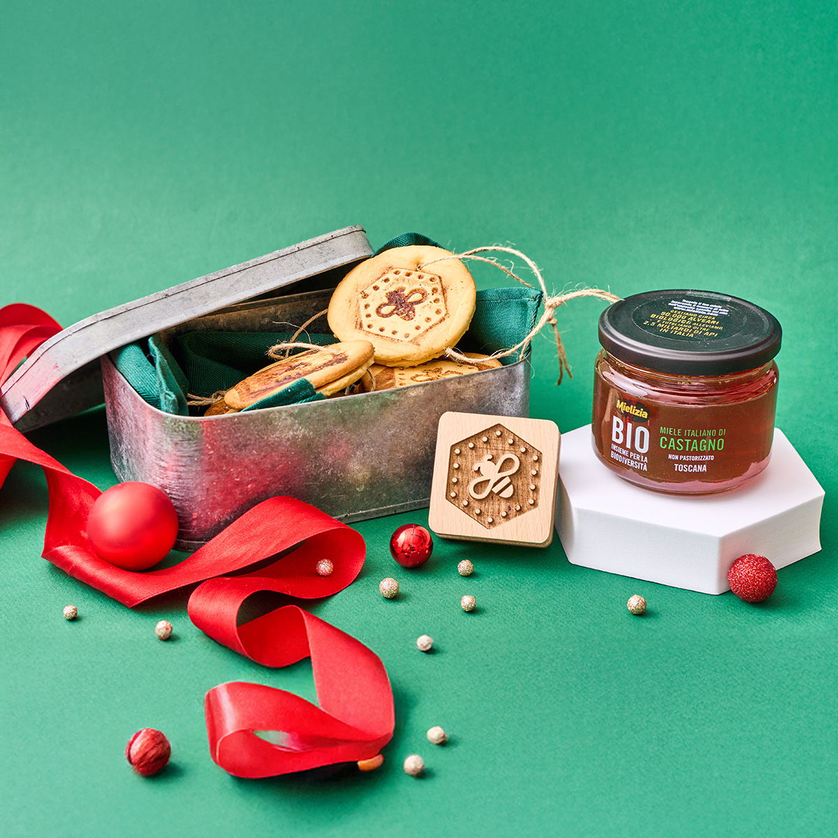 Biscotti a pallina di Natale con crema spalmabile al gianduia e miele di castagno