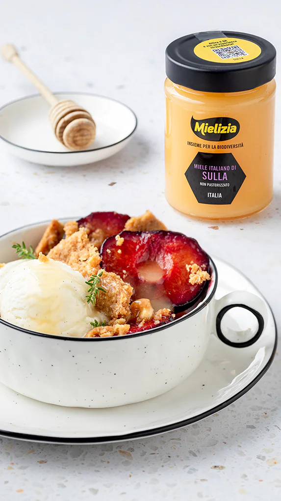 mielizia ricetta facile estiva Prugne arrostite con miele di sulla, crumble e gelato