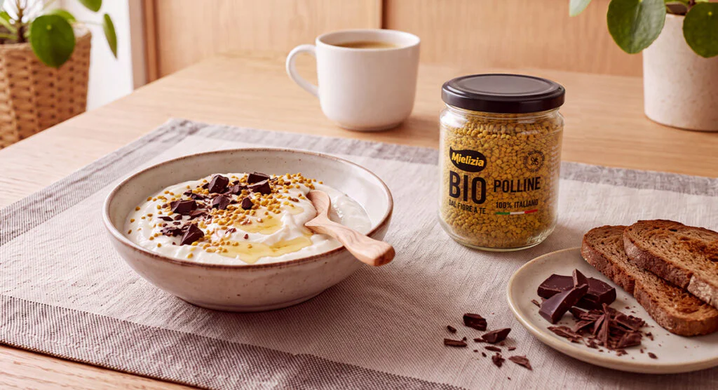 colazione - quark magro o ricotta vaccina, pane di segale, cioccolato fondente 85%, polline bio Mielizia